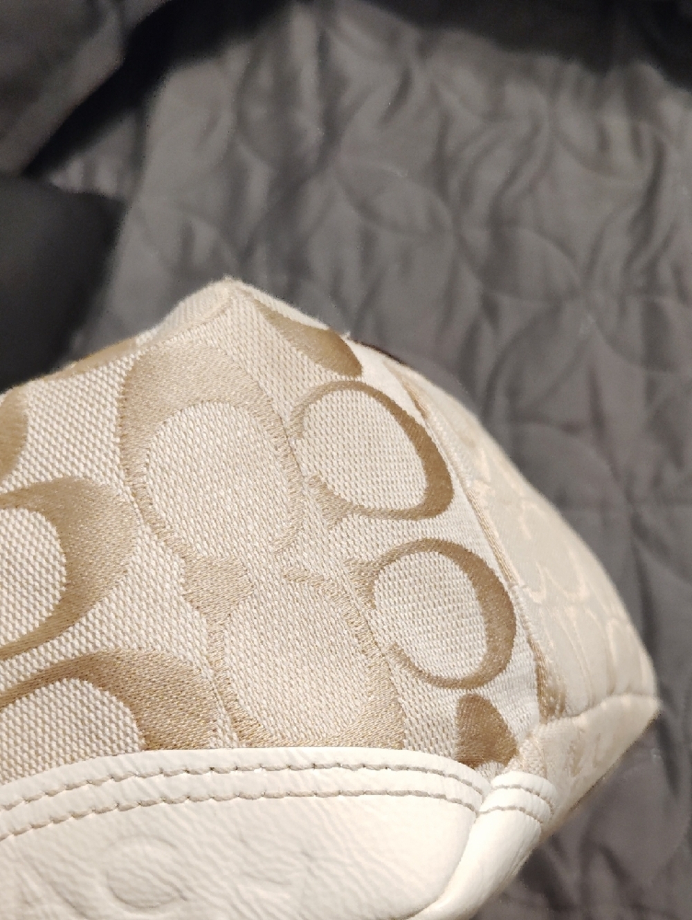 Coach Beige and White Signature Circle Appliqué Tote!! - Picture 4 of 17